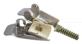 SpO2-Sensor vor der Reparatur: Gehäuse offen, Mechanik und Feder liegen frei